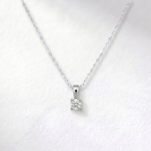 Colgante solitario oro 18 kts con diamante 0.10cts