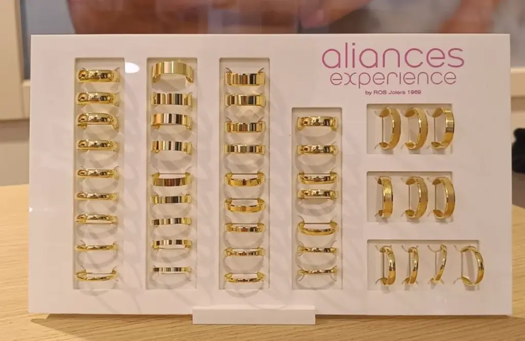 Expositor con alianzas de boda en oro en la joyeria de Barcelona
